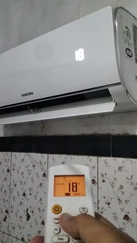 AC 1/2PK Samsung like new