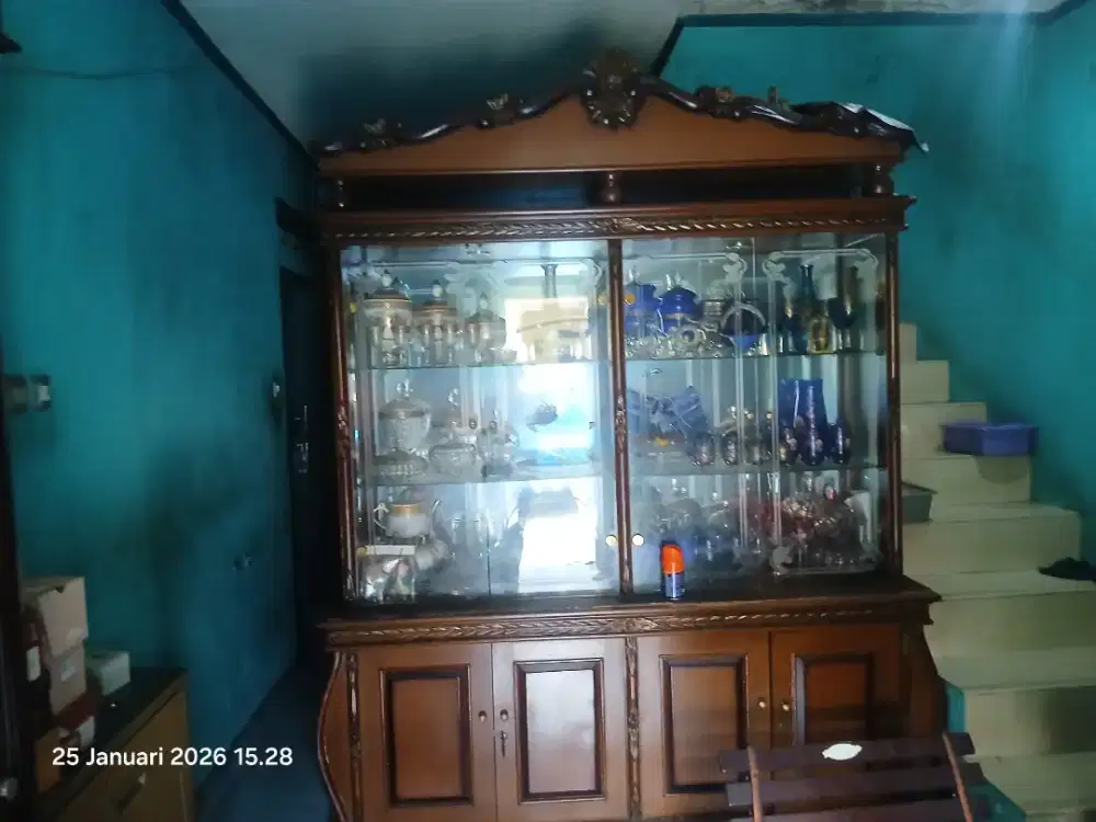 Lemari kaca hias