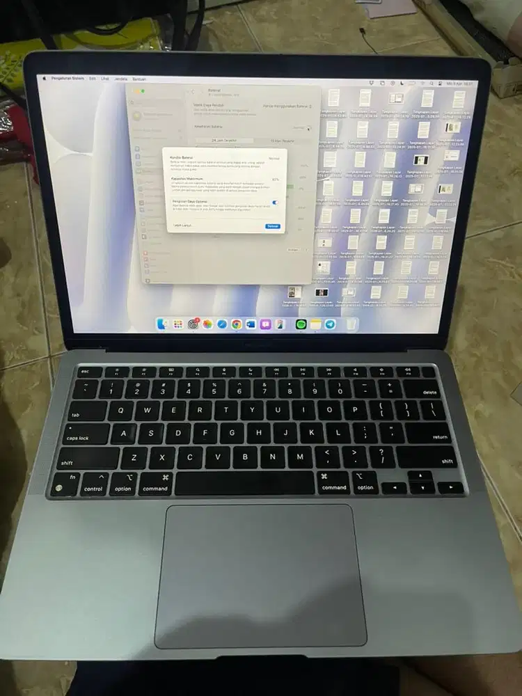 Macbook Air M1 chip 256 pemakaian pribadi silver.