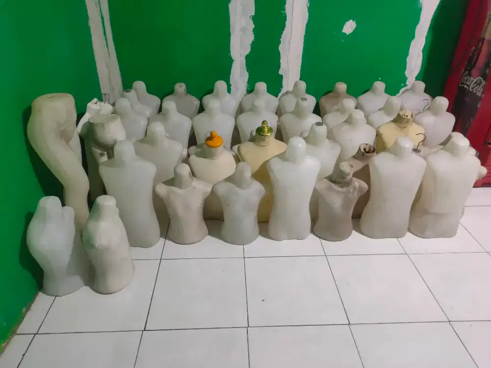 Patung pajangan Baju plastik & kayu