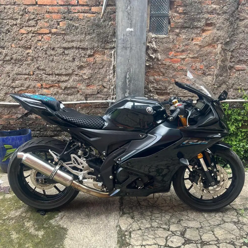 R15 v4 new hitam 2022