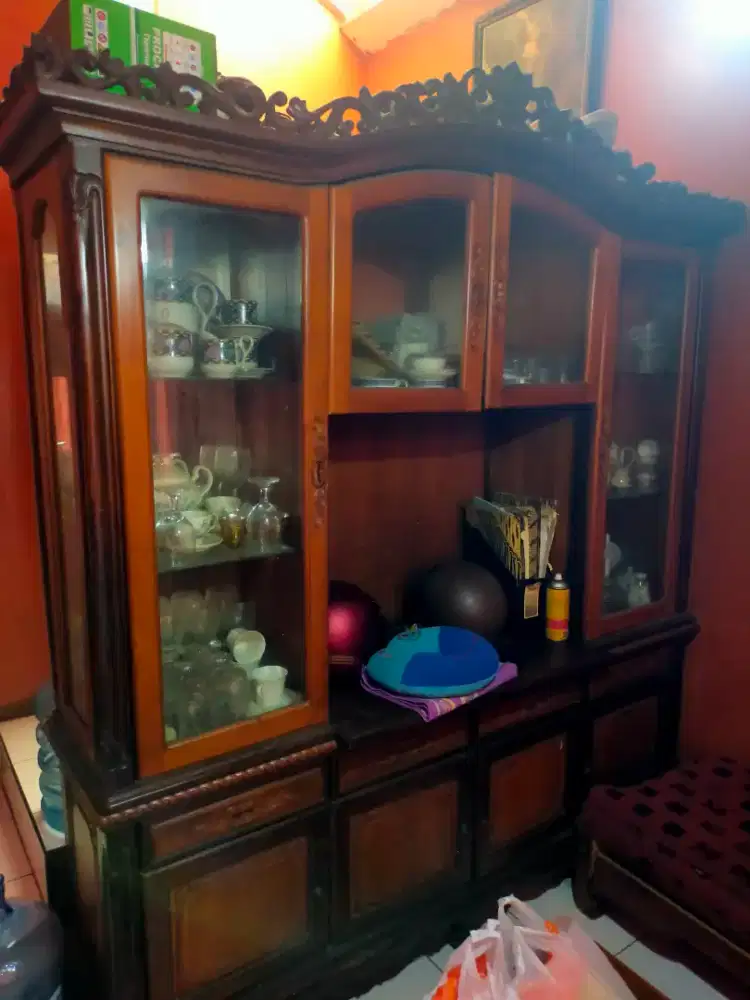 Di jual lemari kaca bahan kayu Jati