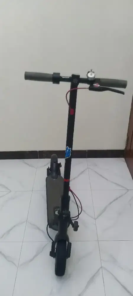 Skuter Elektrik Listrik Lipat 8.5 Inch Daya Tahan Baterai 25 Km Second