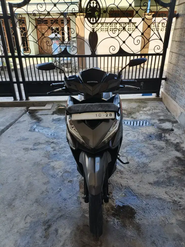 Vario tangan pertama