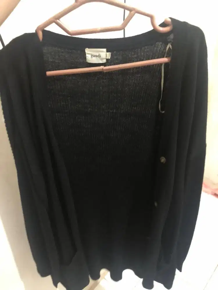 Sweater hitam merk gaudi