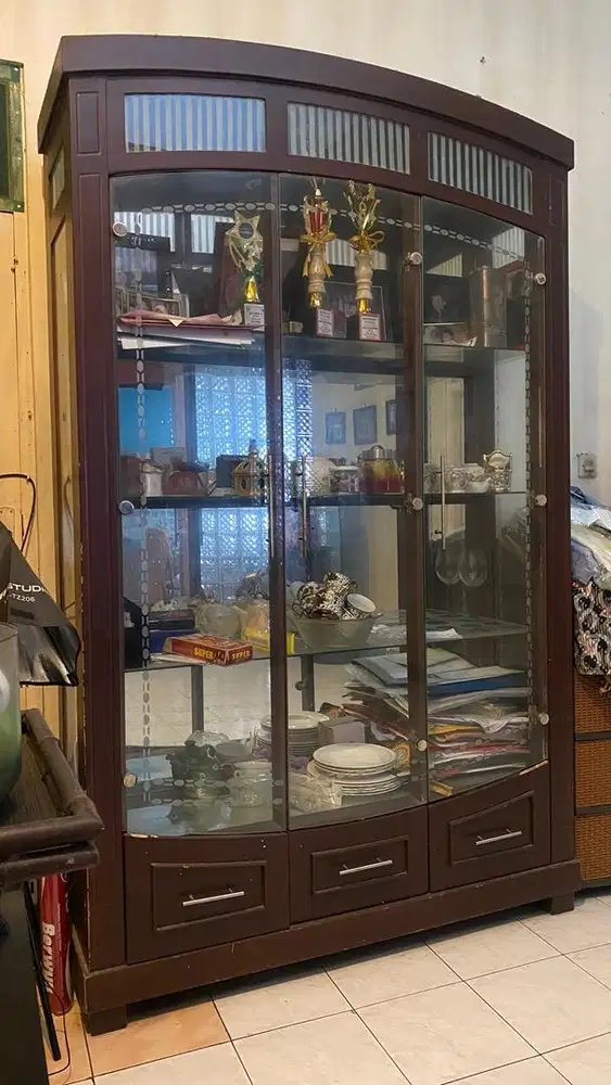 Lemari kaca pajangan