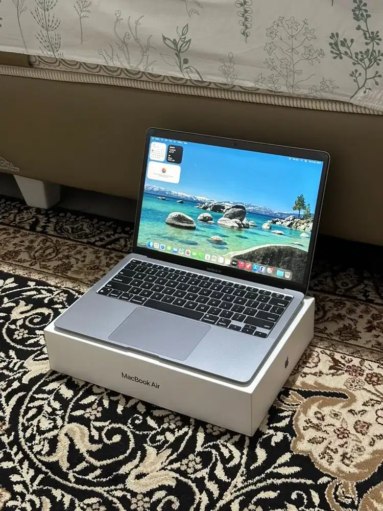 Macbook Air M1 2020 8/256 GB ex iBox