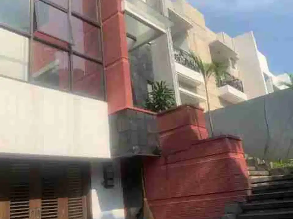 Disewakan Rumah 3 lantai model Minimalis di Pondok Indah