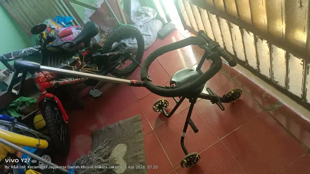 Scorer atau sepeda roda tiga dorong an