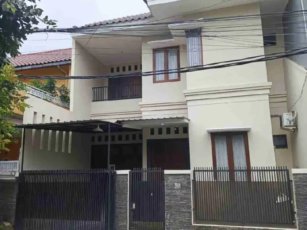 Rumah 2 lantai siap huni di komplek antara Bekasi Barat