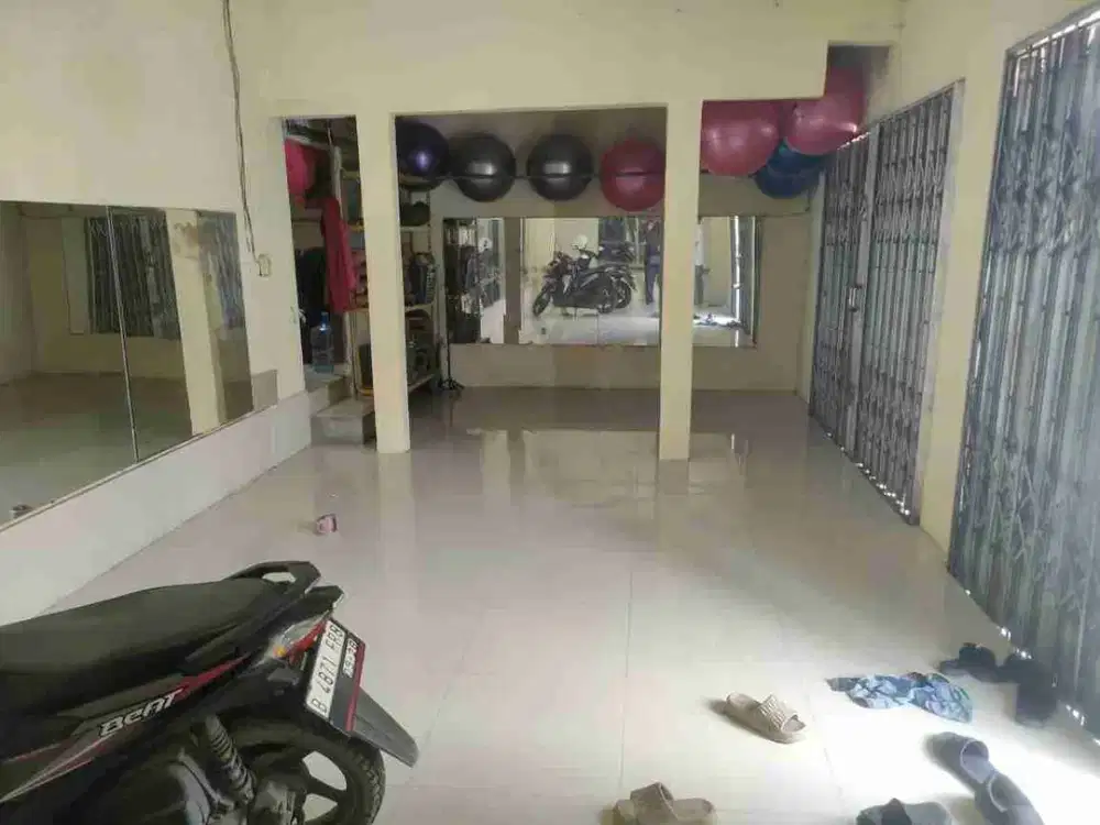 Dijual Ruko yang Ditaman Alamanda Bekasi karang satria Ruko yang didepan dan disamping hook yang dibelakang  samping kiri dapur udh rumah sendiri luas ruko 136 cm kamar mandi closet jongkok 1 kamar 2 ac 2