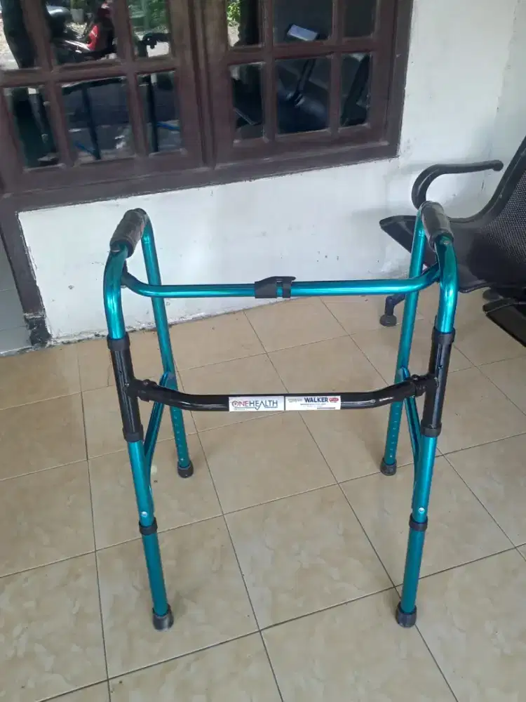 Walker untuk terapi jalan masih baru