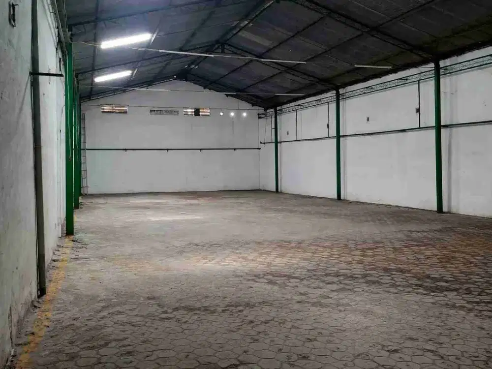 Di sewakan murah gudang dkt stasiun Balapan .