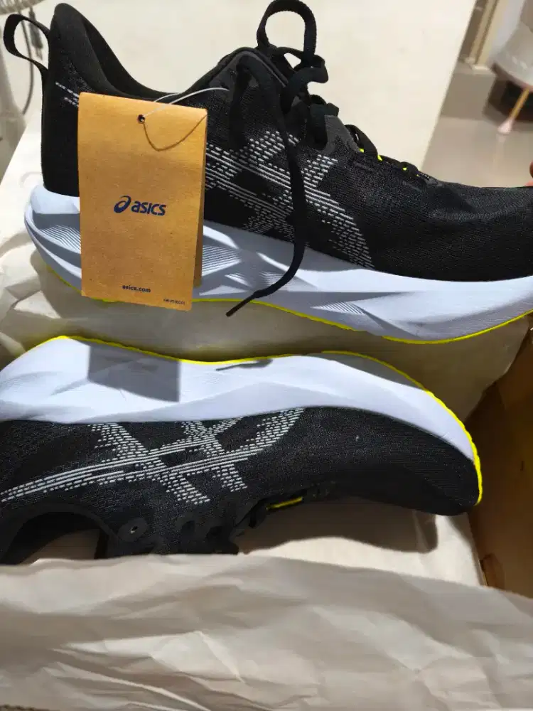 Sepatu lari Asics novablast 5