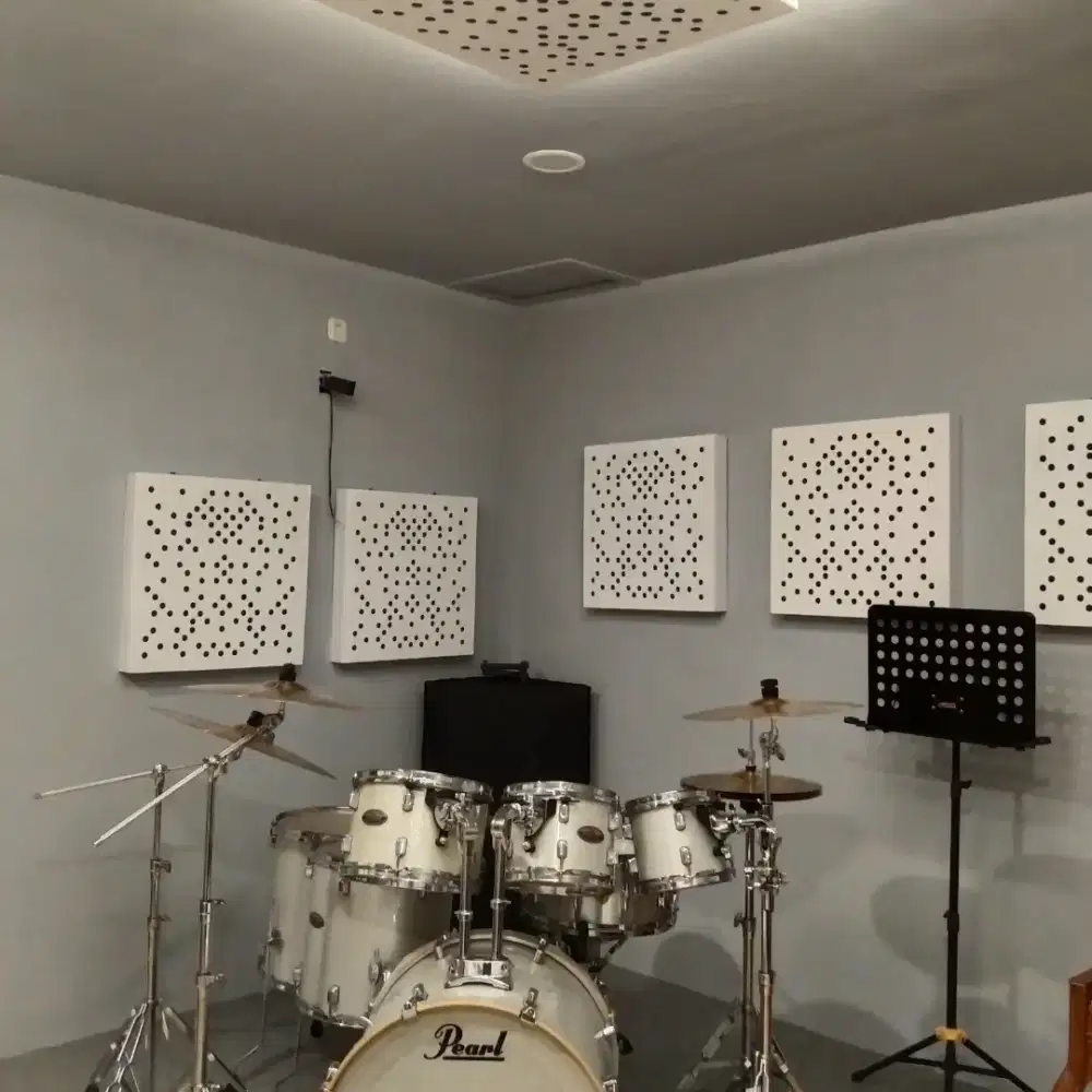 Peredam suara ruangan, plafon, partisi