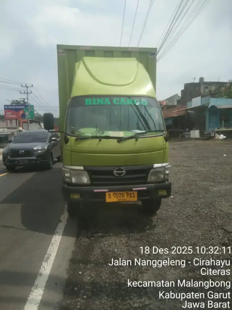 Supir mobil box