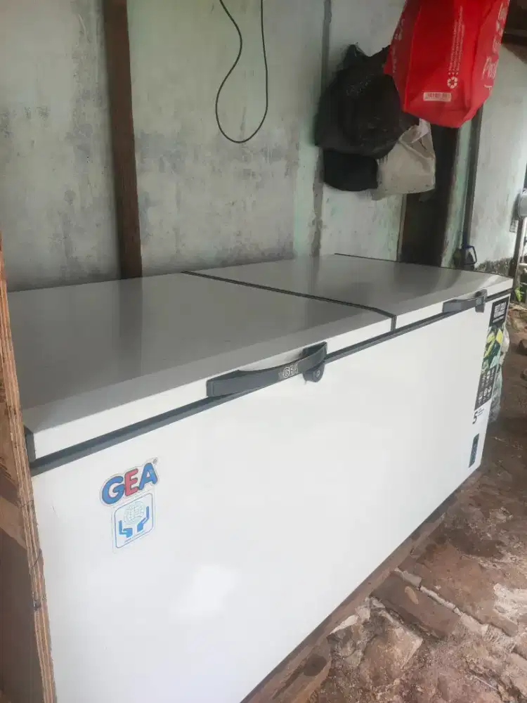 Frizer 900lt merek GEA kondisi siap pake belum pernah servis