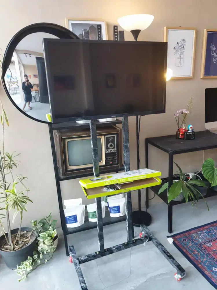 Standing bracket TV LCD LED Portable untuk Pameran/ Meeting