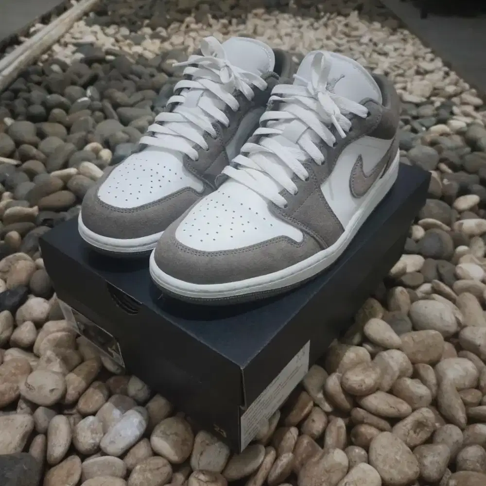 Jordan 1 low grey olive - preloved like new