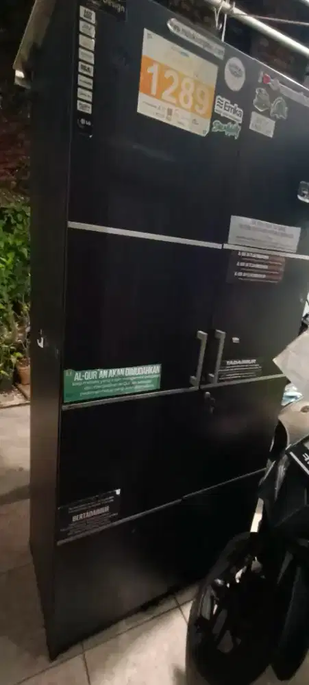 Lemari pakaian bekas layak pakai