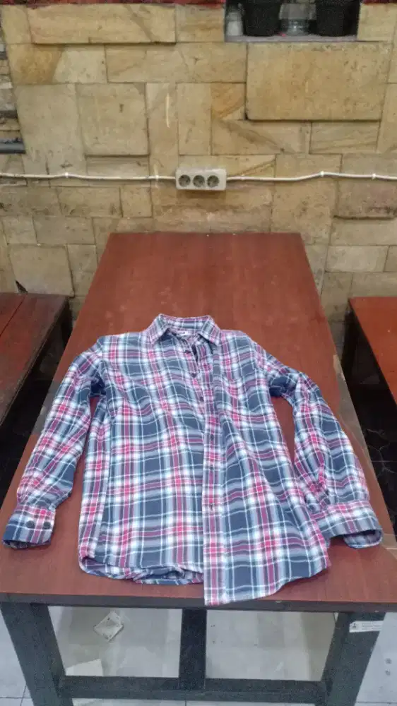 Kemeja merk UNIQLO like condition kondisi bagus&nyaman dipake original