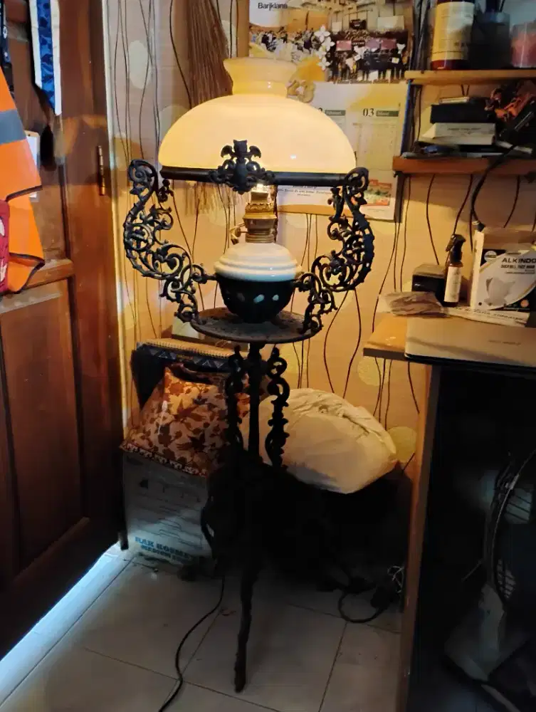 Lampu standing antik