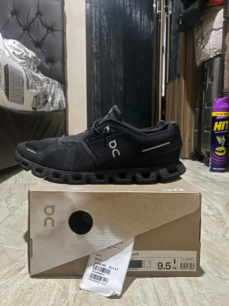On Cloud 5 All Black Original with Receipt
