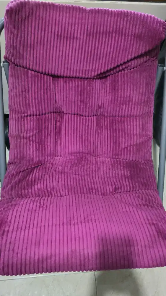 Kursi santai warna ungu