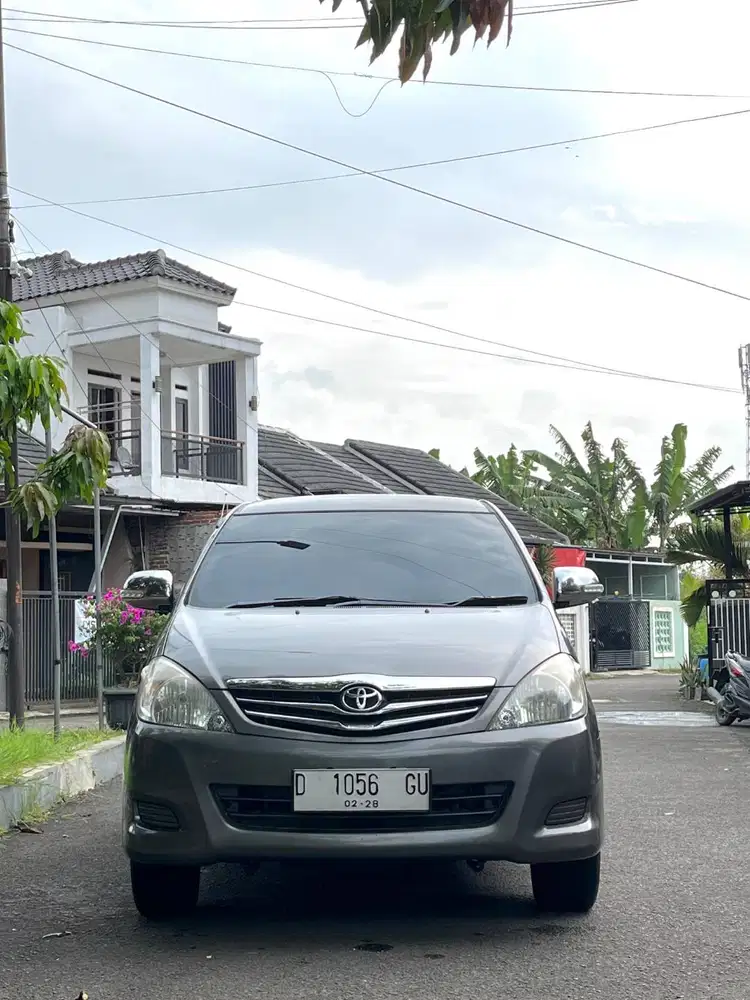 Toyota kijang Innova e matic 2011 grey