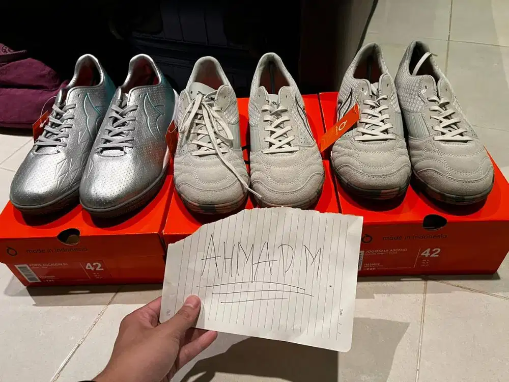 WANT TO SELL SEPATU FUTSAL ( BRAND NEW WITH BOX) & (BRAND NEW WITH TAG