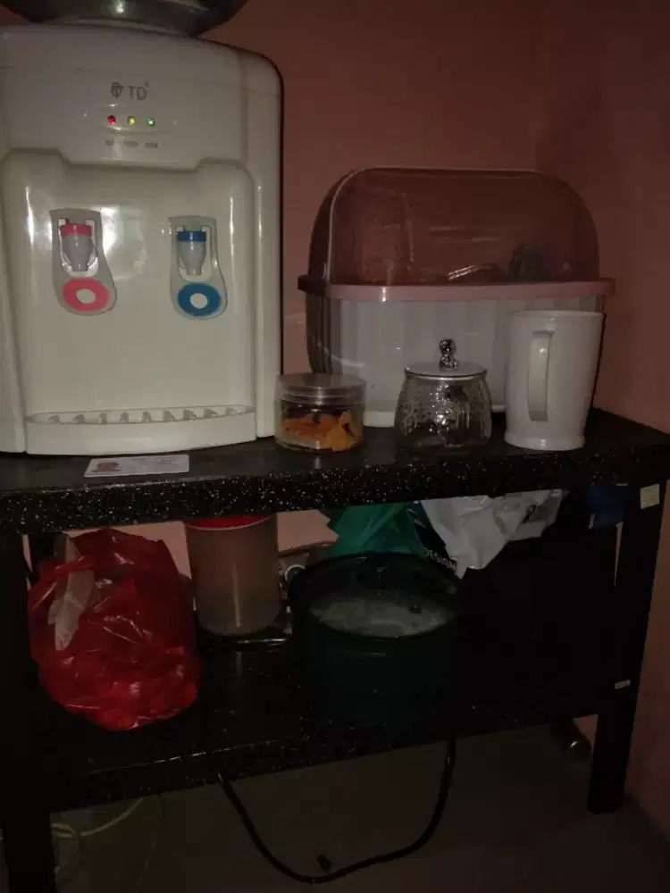 Jual perabotan edisi mau pulkam ada despenser,galon,mejakayu,tmptpirin