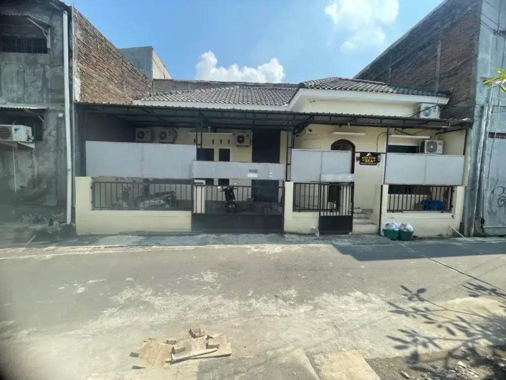 Di jual kost belakang kampus UNS