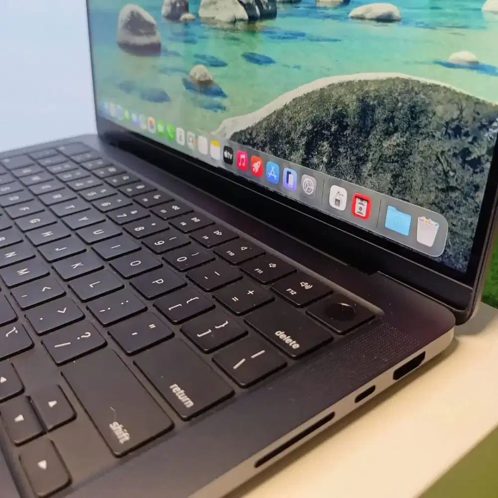 MACBOOK PRO M4 14 inchi 16/512 iBox, garansi resmi Desember, like new