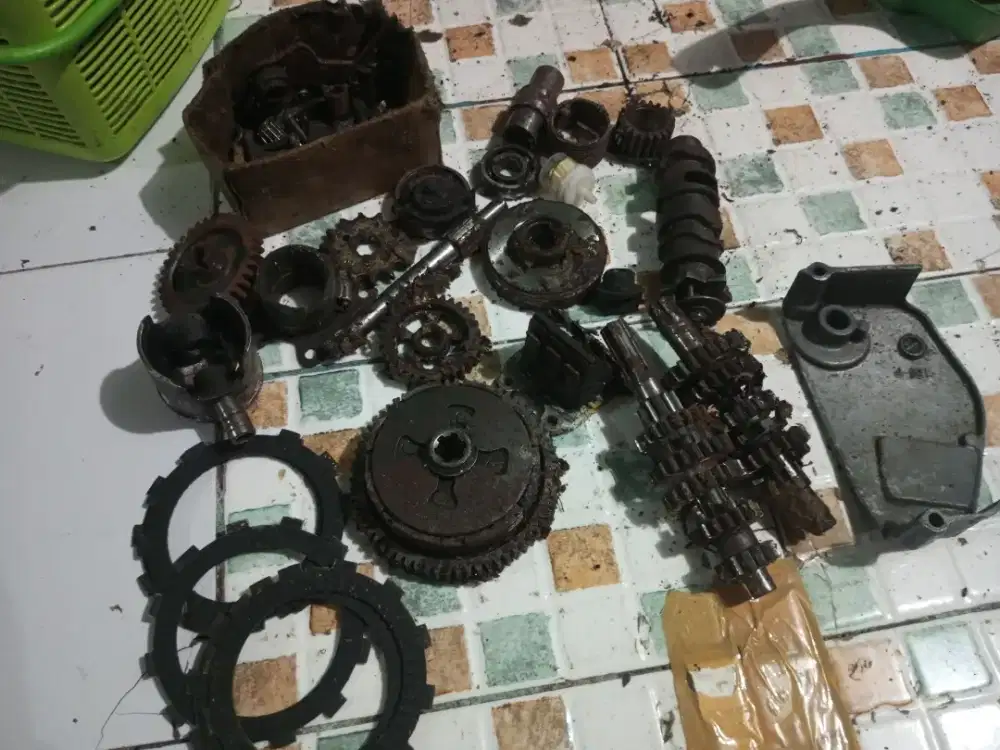 Sperpart bekas montor satria 2 tak.