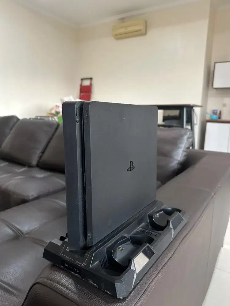 PS 4 slim ( good condition )