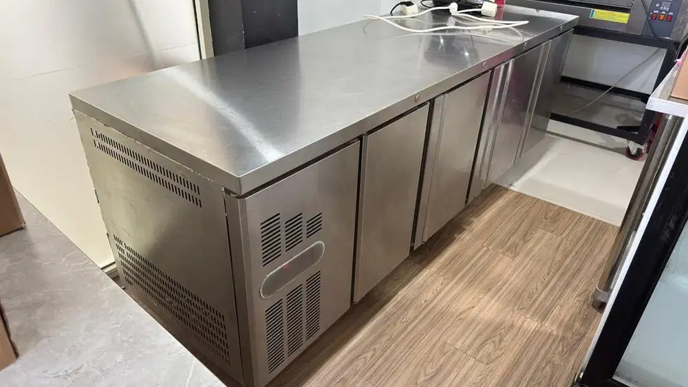 Kulkas Undercounter Chiller GEA UCC-225 (4 pintu)