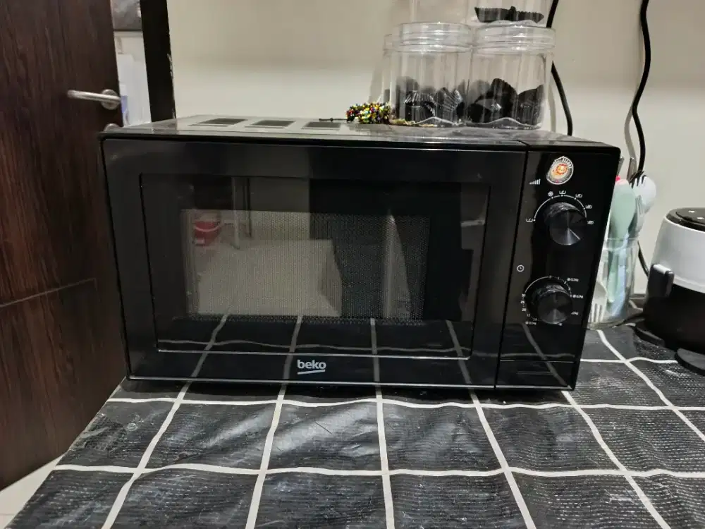 Jual Microwave Beko 700W kondisi masih seperti baru Good Condition.