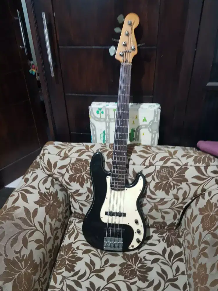 Bass squier precision standard 5 string th 2000 made in Indonesia