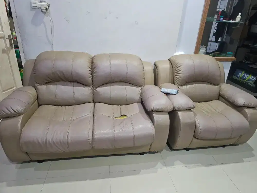 Dijual sofa 1 set + meja. Kondisi sofa bagus