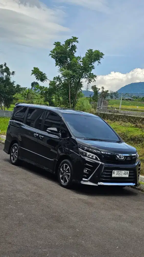 Toyota Voxy 2018 km rendah