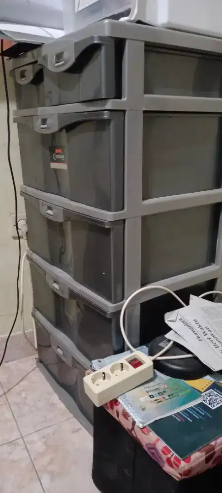 Container susun 4 masih bagus bahan plastik