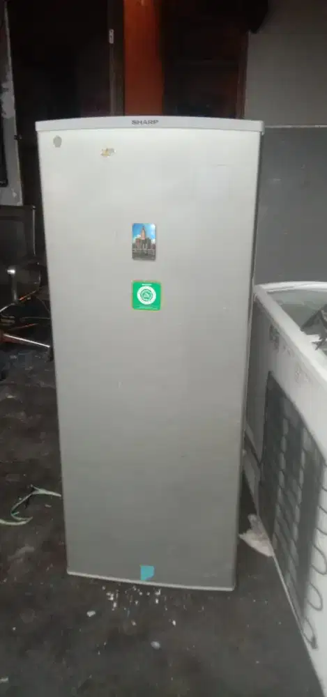 Freezer standing 8 susun merk sharp