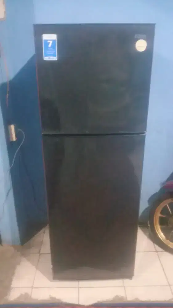 Kulkas 2pintu dijual merek AQUA KONDISI NORMAL RAK LENGKAP BEKU DINGIN