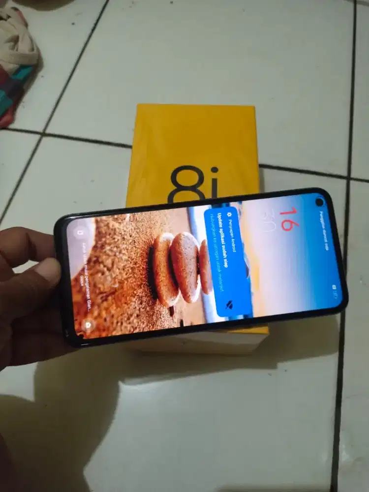 Realme 8I   6/128 minus retak dikit secuil sm ada titik hitam kecil
