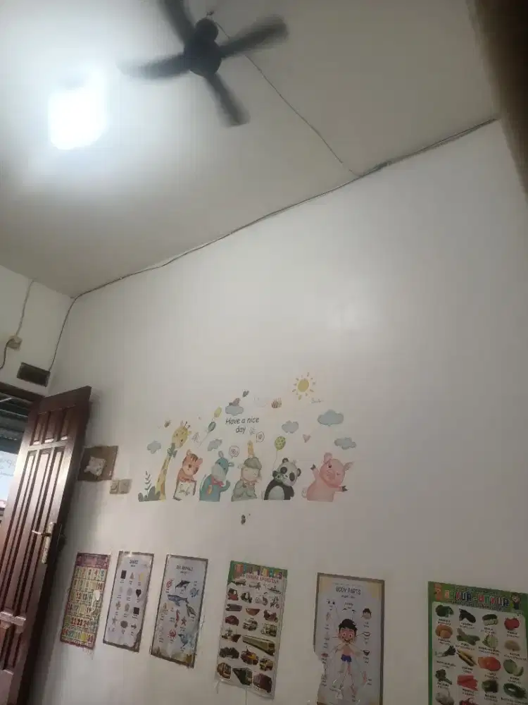 Pengasuh anak di daycare