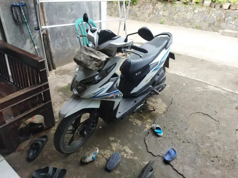 Beat ECO esp warna putih tahun 2018