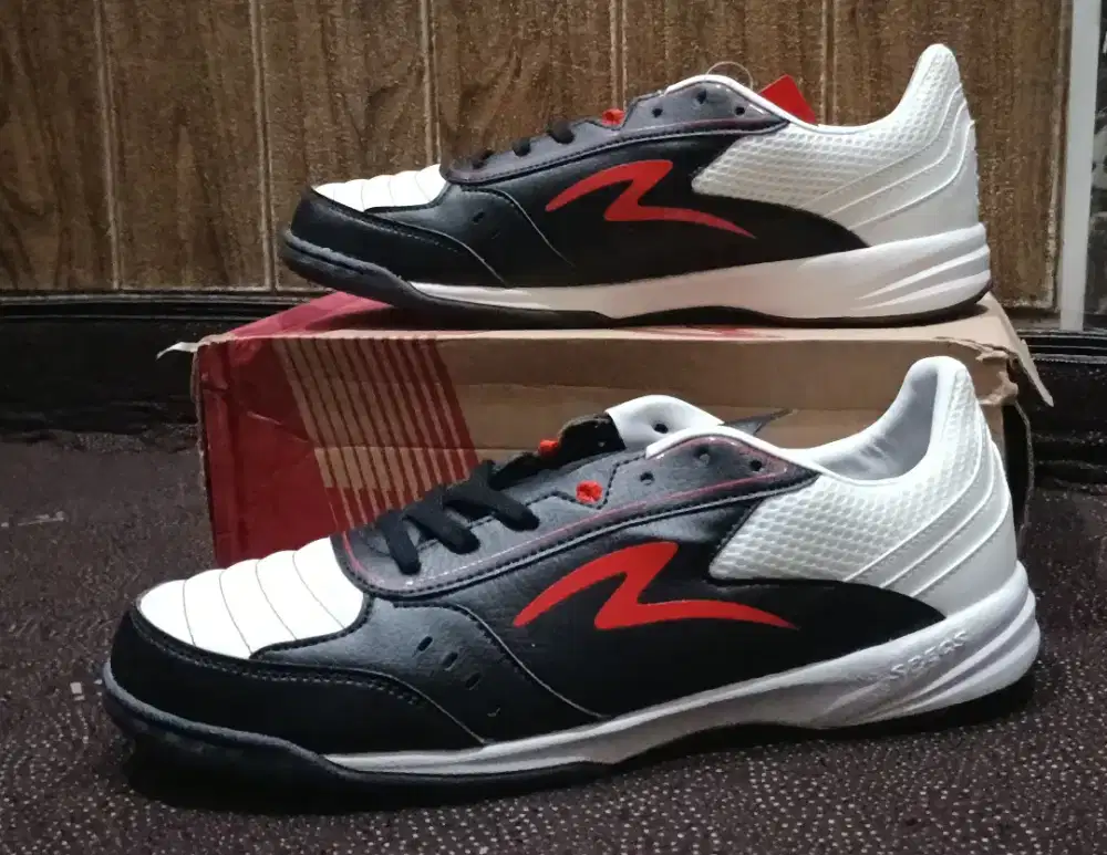 Sepatu futsal size 44