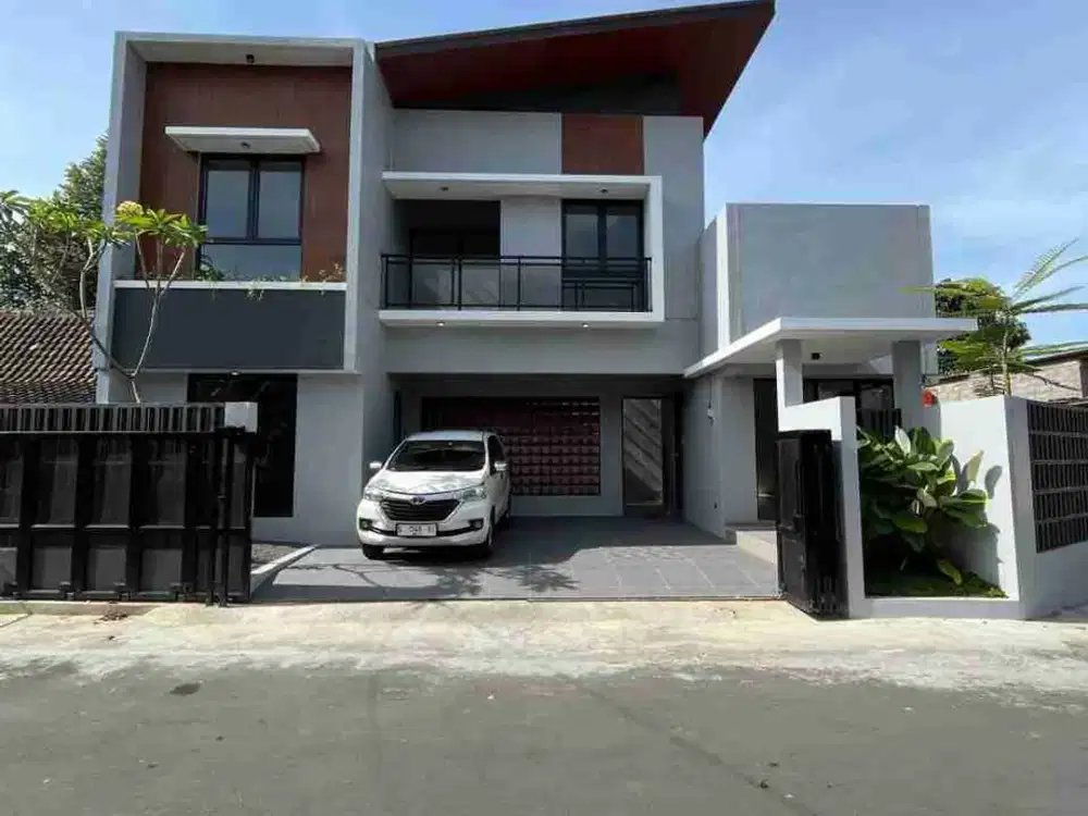 RUMAH MEWAH 2 ISTIMEWA LANTAI ESTETIK MODERN DAN STRATEGIS TEPI JALAN ASPAL - UNIT HOOK DI TLOGOADI