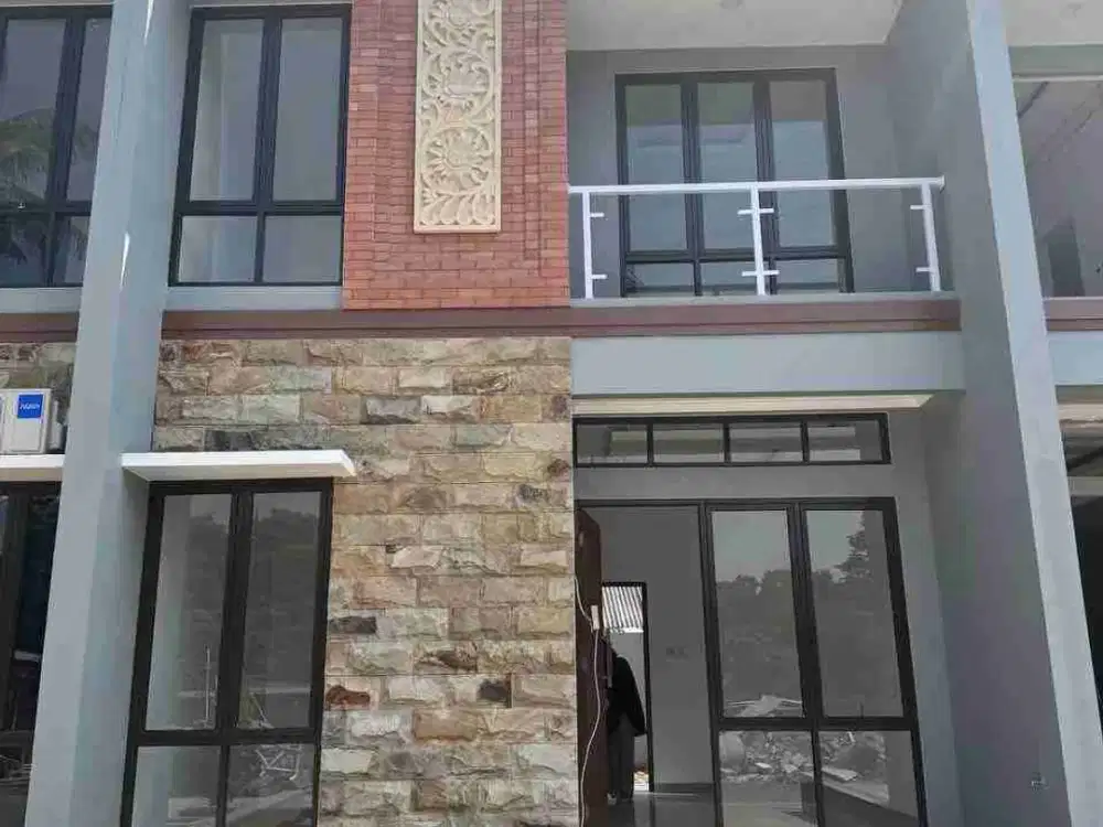 Rumah bagus 2 lantai dekat ke jalan  Raya Bogor  dan dekat  Terminal Jatijajar. Tidak banjir, desain cantik,  nyaman, strategis