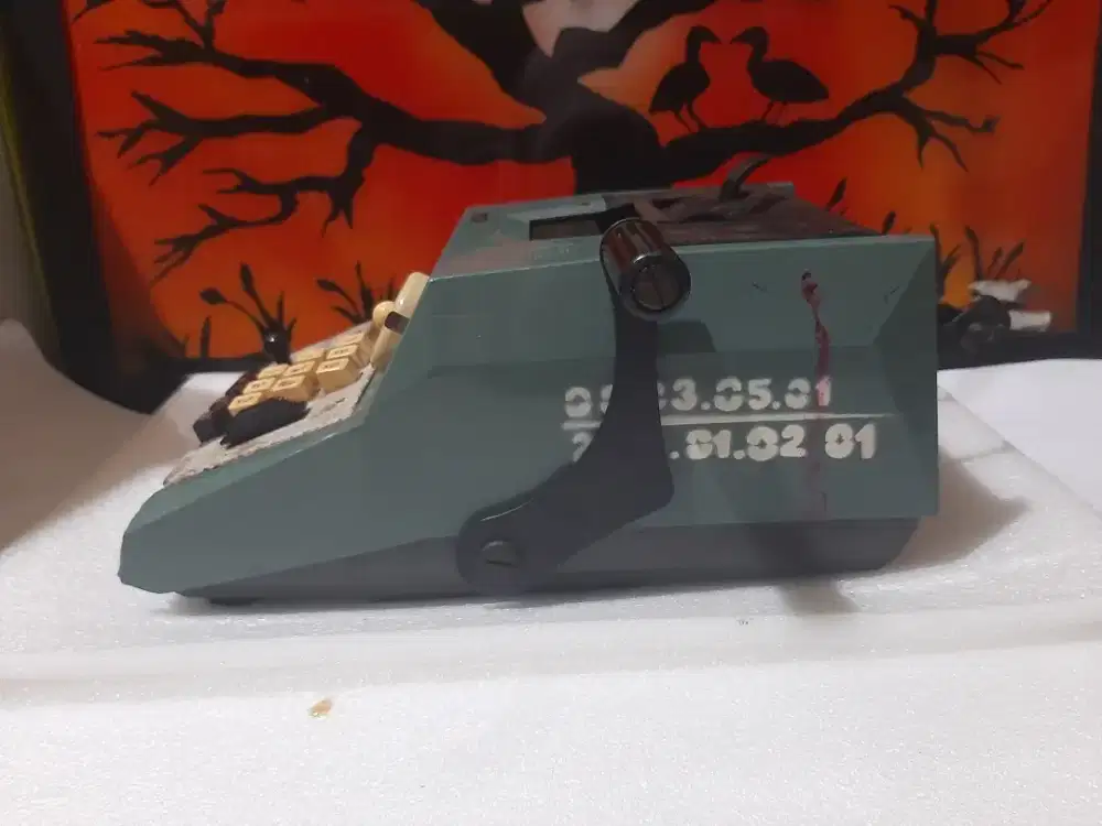 Pajangan mesin kasir puter olivetti jadul